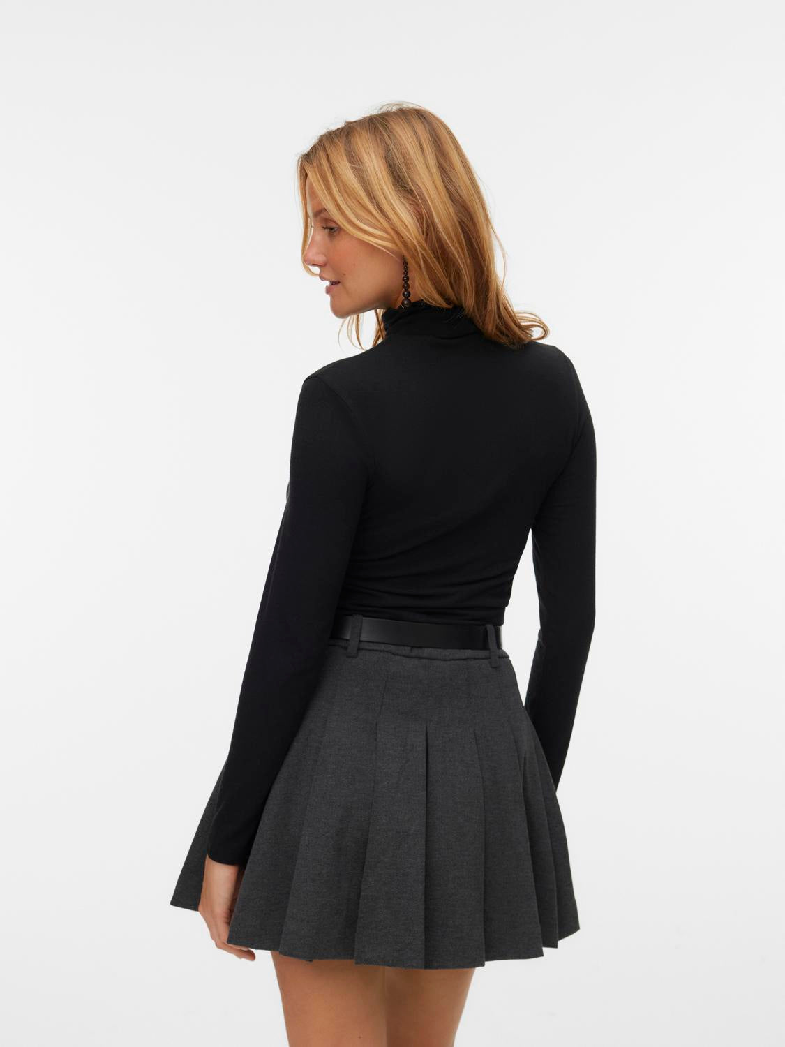 model_shot-back