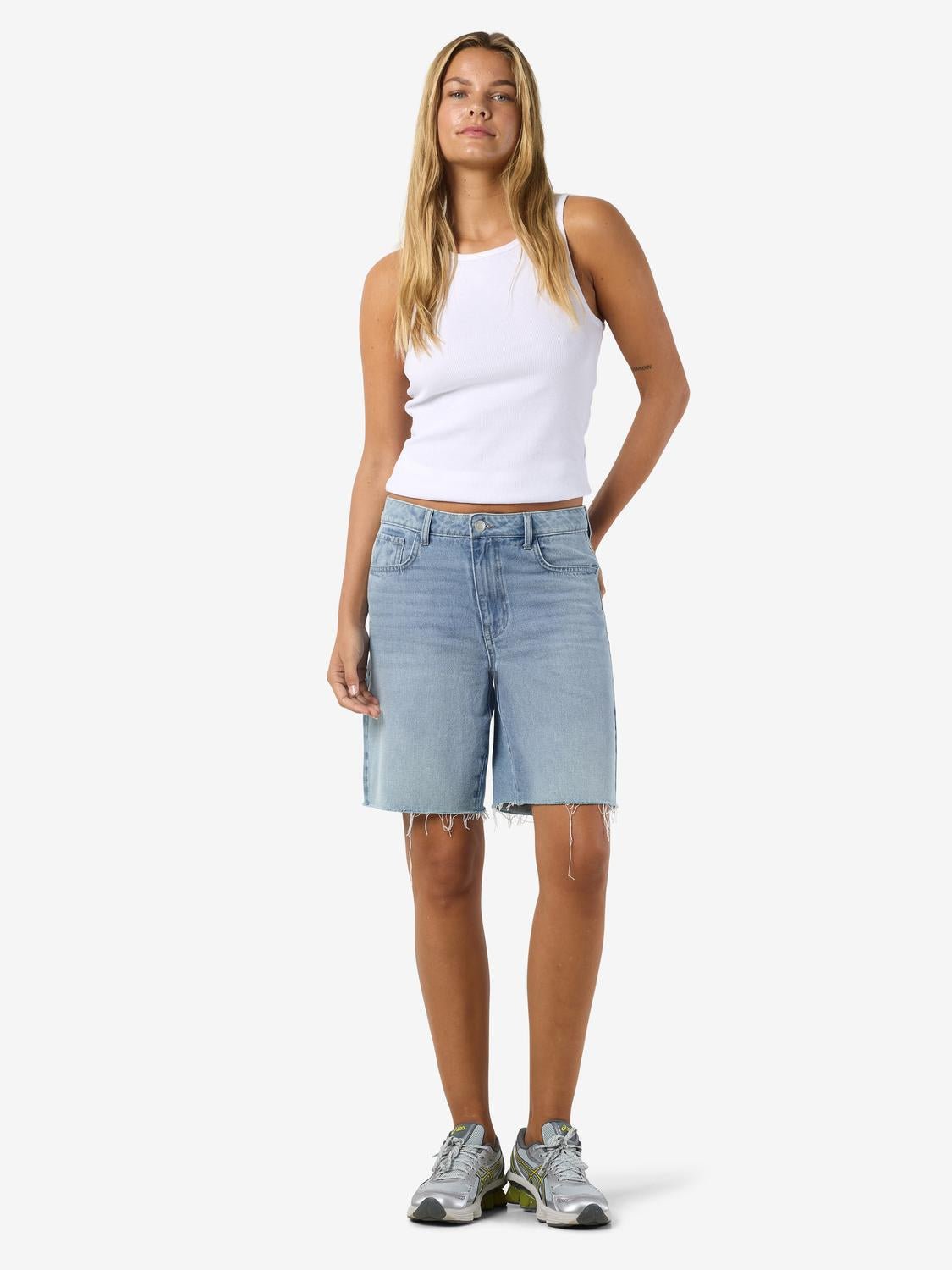 NMHOLLA 5 Pockets Shorts - Light Blue Denim - VERO MODA & VILA Bergvik