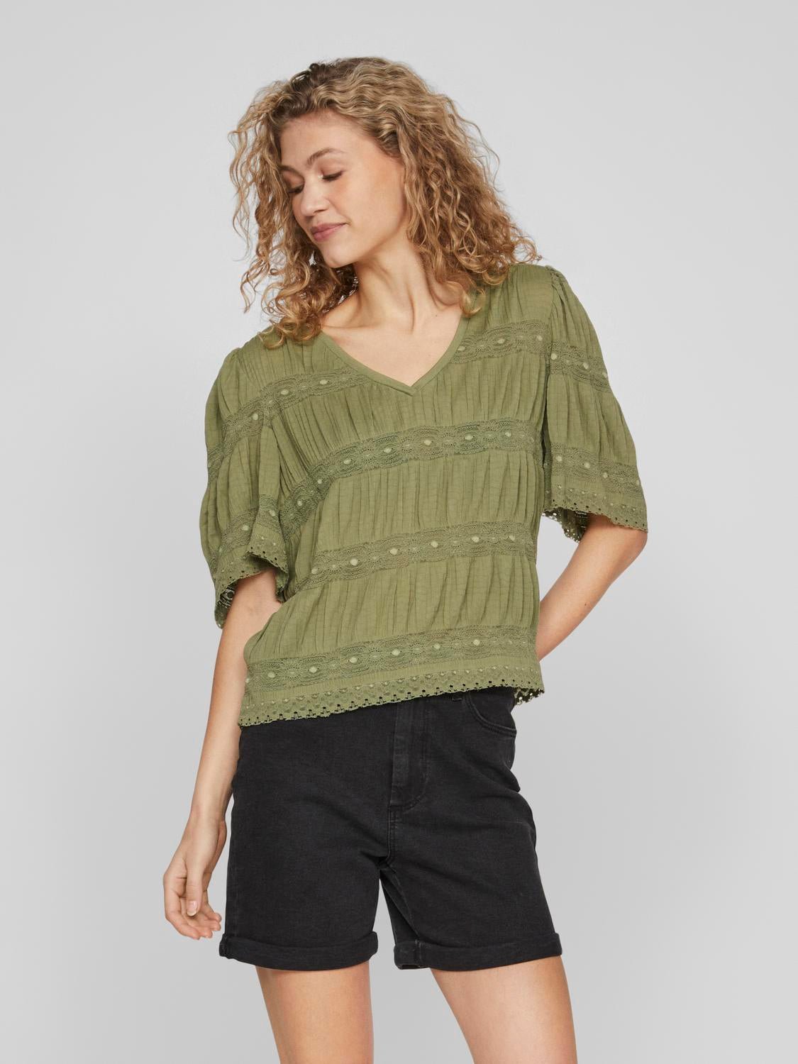 VILEA T-Shirts & Tops - Oil Green - VERO MODA & VILA Bergvik